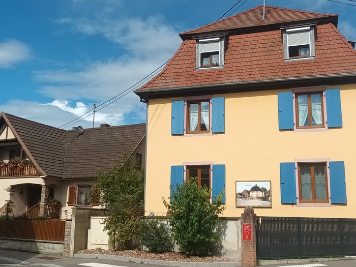 L'ancien presbyère transformé en 2001 en logements locatifs