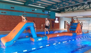 Animation structure gonflable à la piscine